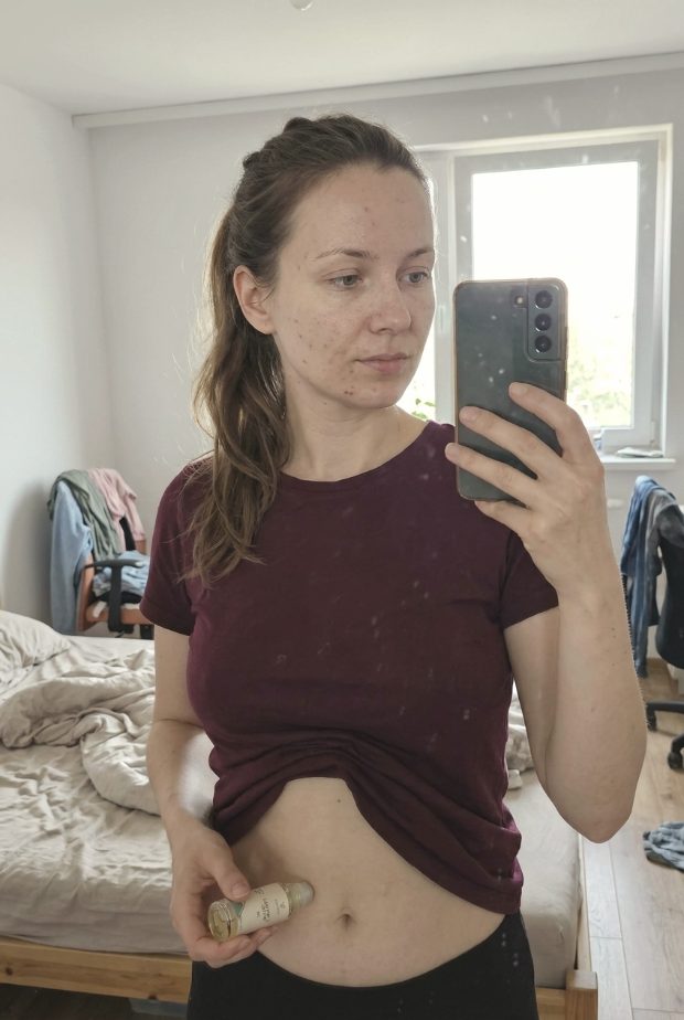 A customer holding the Kastor roller against her lower belly