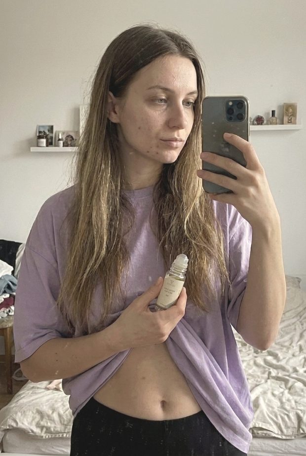 A customer holding the Kastor roller in front of her mirror