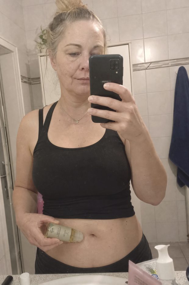 A customer with the Kastor roller in her bathroom