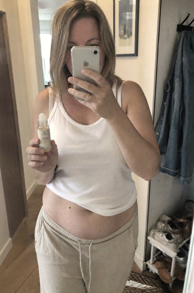 A customer holding the Kastor roller in a hallway mirror